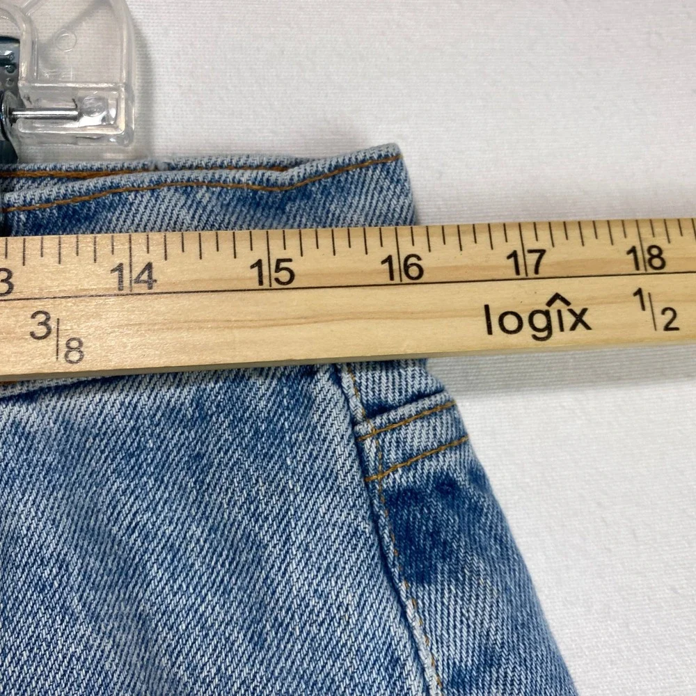 Vintage Levis 565 Loose Fit Wide Leg Jeans Light Wash Blue Mens 33x30 USA Made